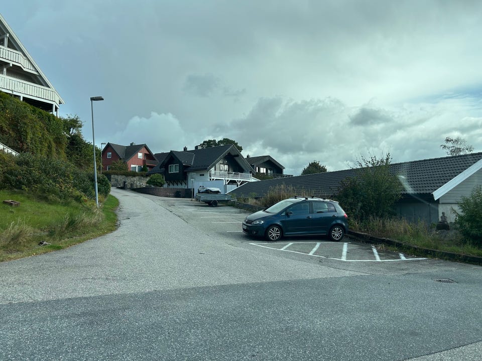 Felles parkeringsplass hvis du har flere enn en bil, samt gjesteparkering.
