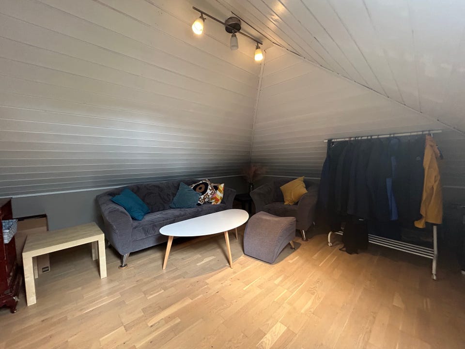 Loftsstue, her følger sofa, stol og sofabord med i leieforholdet.