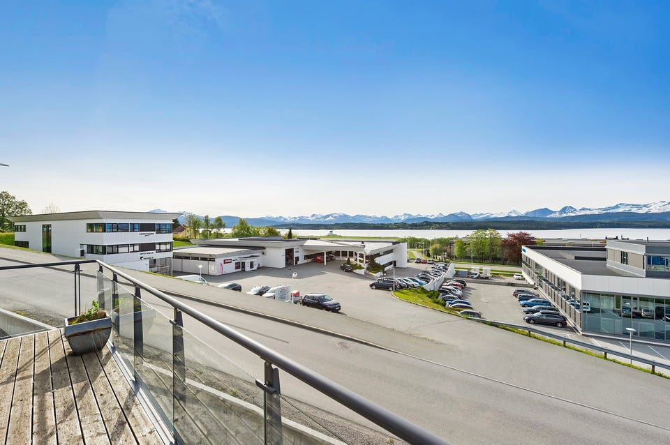 Kontorlokaler i Eikremsvingen 9 2. etg. 127 m², 3. etg. 123 m² ledig.