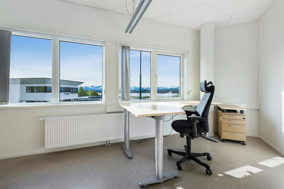 Kontorlokaler i Eikremsvingen 9 2. etg. 127 m², 3. etg. 123 m² ledig.