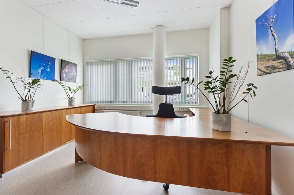 Kontorlokaler i Eikremsvingen 9 2. etg. 127 m², 3. etg. 123 m² ledig.