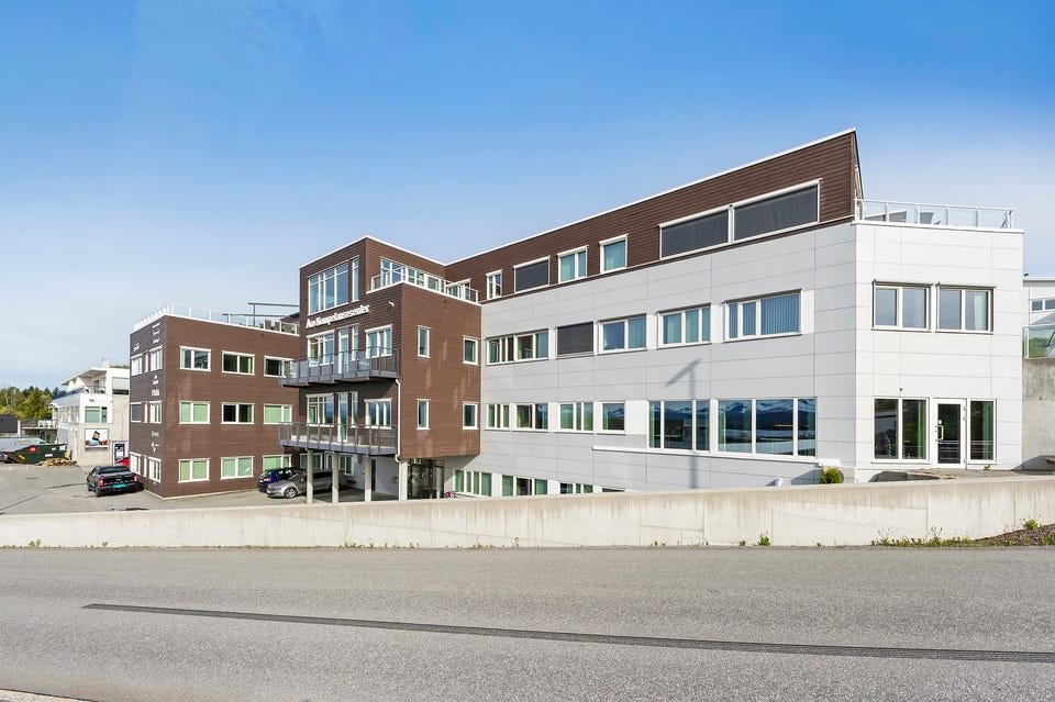 Kontorlokaler i Eikremsvingen 9 2. etg. 127 m², 3. etg. 123 m² ledig.