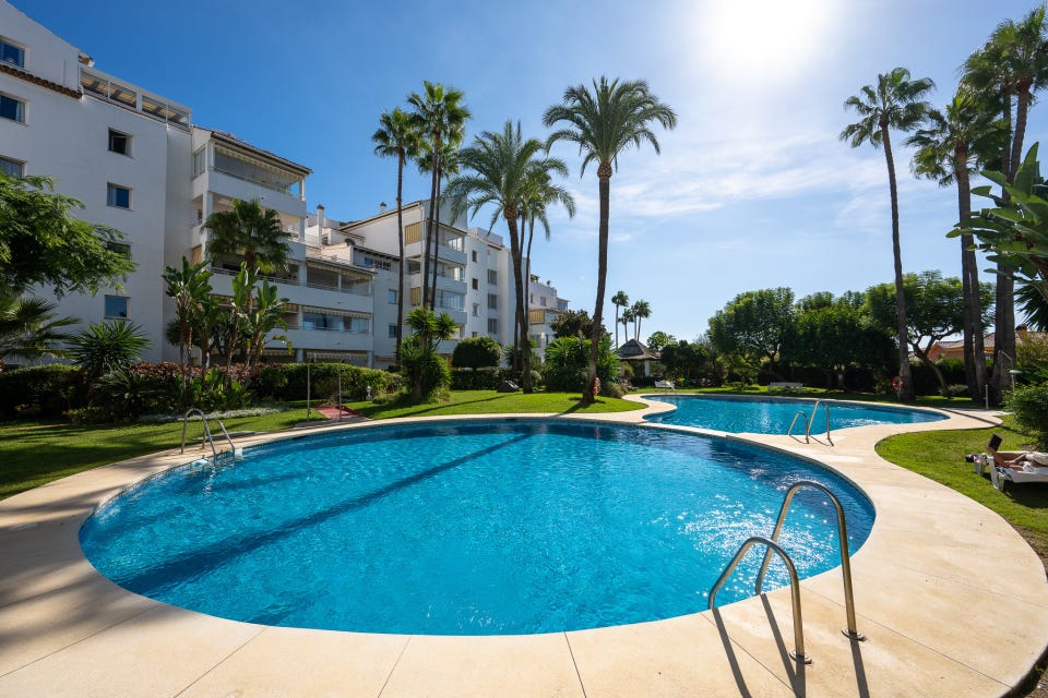 Estepona - Romslig 2-soveroms leilighet med skog- og grøntutsikt i ettertraktede Atalaya – bilde 2
