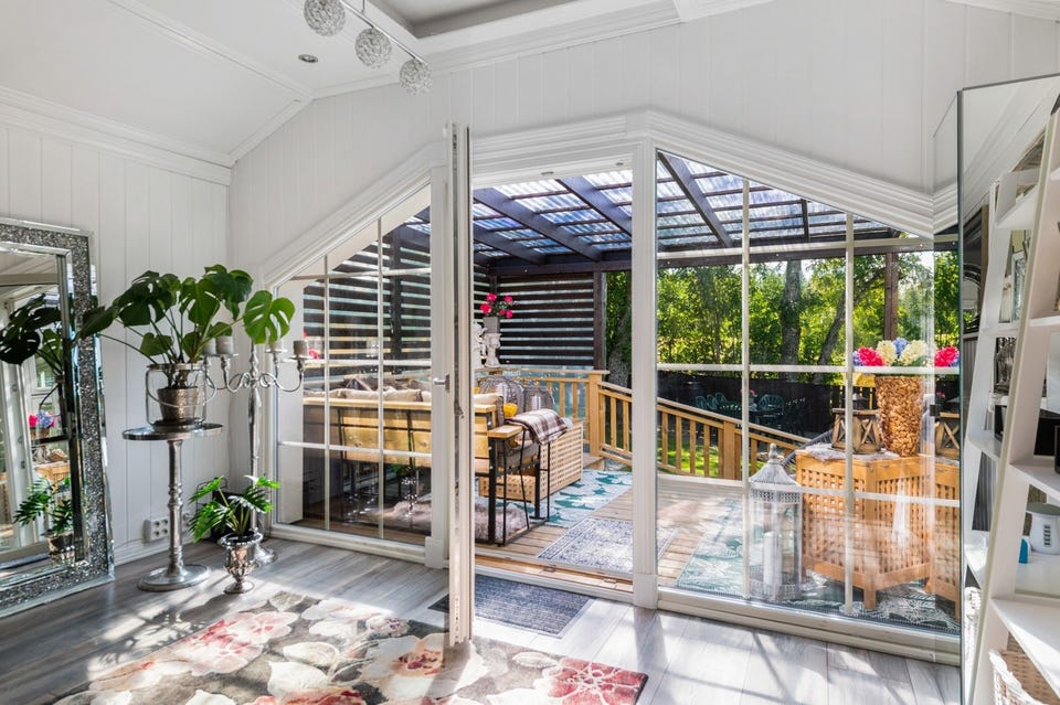 Stuen har store flotte vindusflater som slipper inn rikelig med naturlig lys.