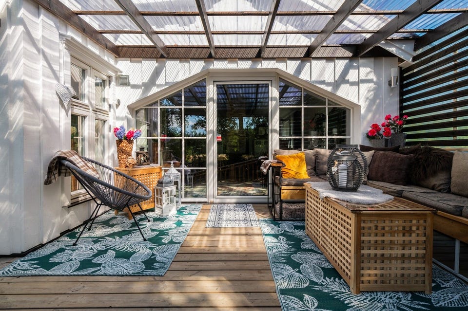 Fra stuen har du utgang ti en nydelig terrasse med takoverbygg.