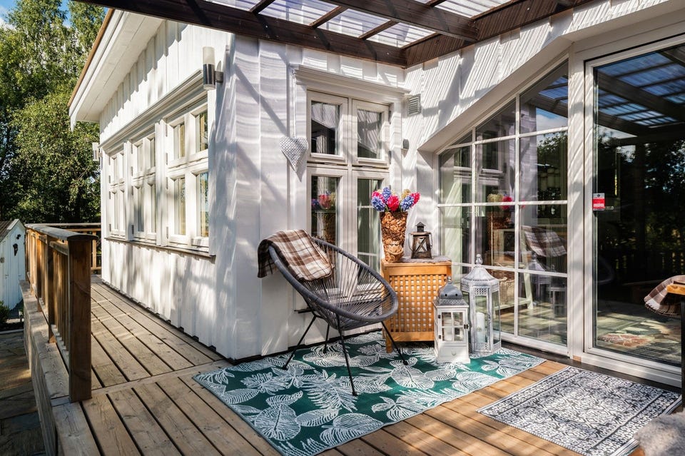 Terrassen har terrassebord på gulv og god plass til sittegrupper etter eget ønske. Det er også montert utebelysning.
