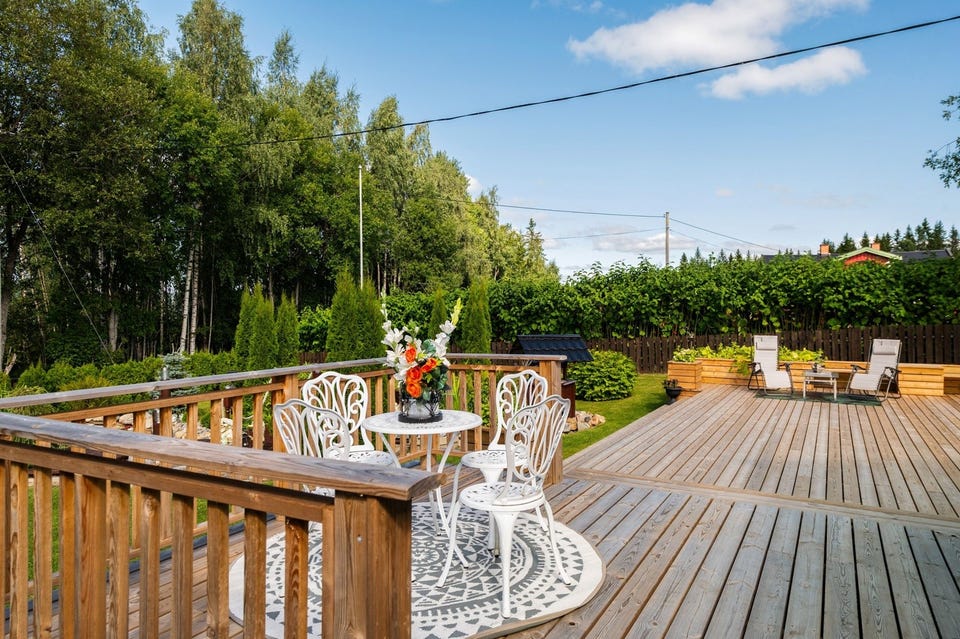 Det er store flotte terrasser på totalt ca. 143m² med flere ulike soner og svært gode solforhold - her ligger alt tilrette for mye utendørs hygge!