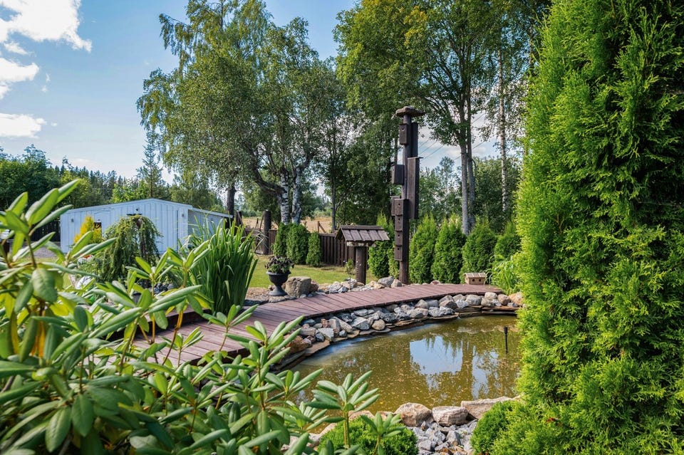 Idyllisk fritidseiendom med solrike uteplasser & parkmessig opparbeidet tomt! Sjarmerende hytte tilbygget i 2004 & 2023. — bilde 10
