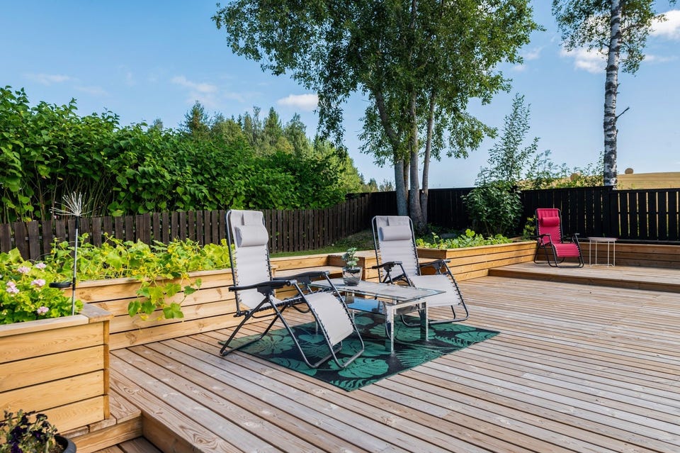Terrassen har blomsterkasse, sittebenker og er bygd i ulike nivåer.