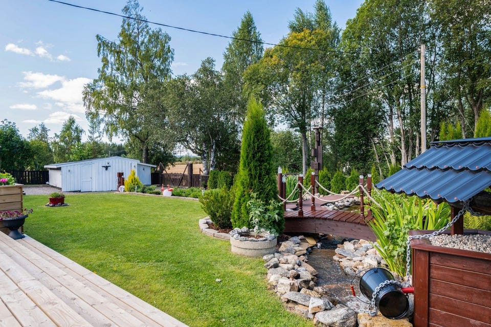 Idyllisk fritidseiendom med solrike uteplasser & parkmessig opparbeidet tomt! Sjarmerende hytte tilbygget i 2004 & 2023. — bilde 9