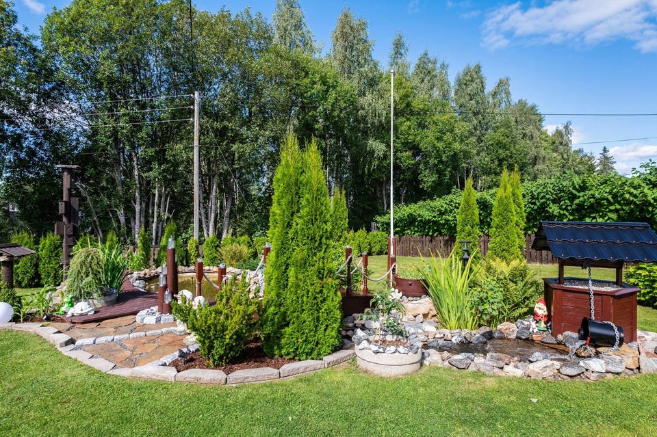 Meget pent opparbeidet hage - her får du din egen lille park!