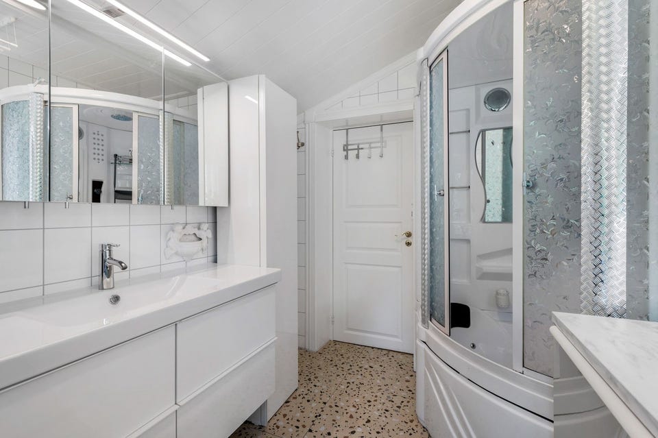 Baderommet er også utstyrt med innredning med heldekkende servant, speilskap med overlys, høyskap, dusjkabinett og vegghengt toalett.