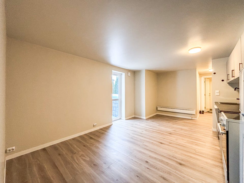 Stuen er lys og pen med plass til både sitte- og spisegruppe.