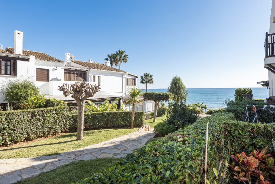 Estepona - Rekkehus på første linje mot stranden - Renoveringsmulighet i Bahía Azul – bilde 4