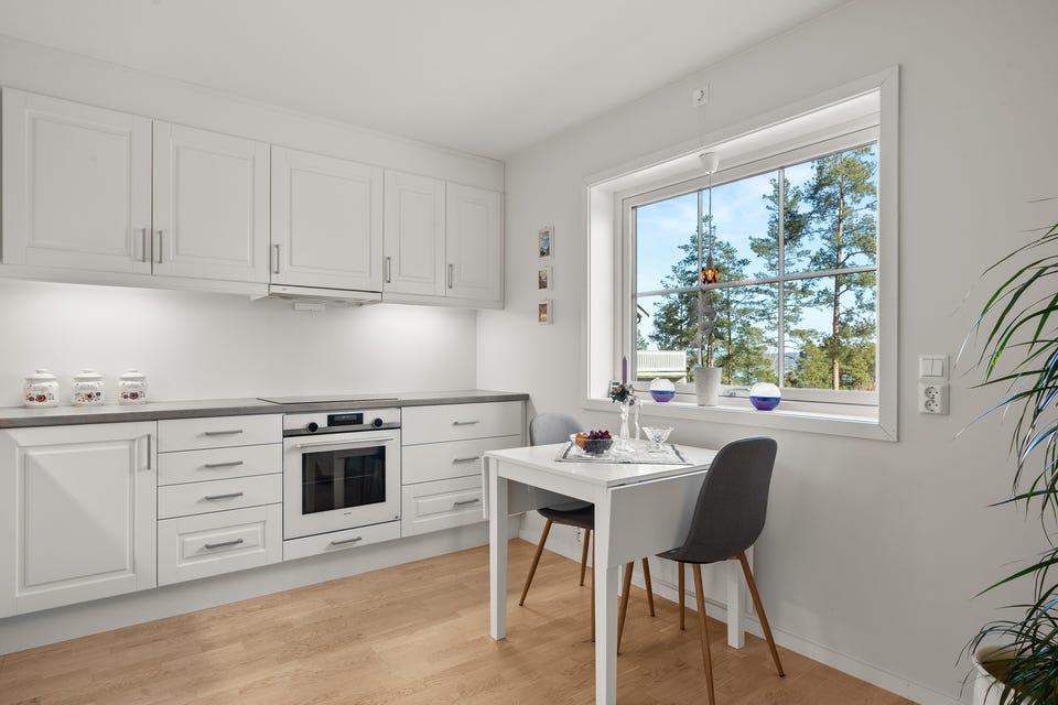 Ved kjøkkenvinduet er det plass til et koselig frokostbord.