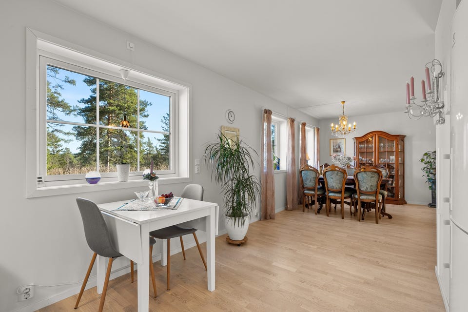 Leiligheten har balansert ventilasjon med varmegjenvinner som sørger for et sunt og godt inneklima gjennom hele året.