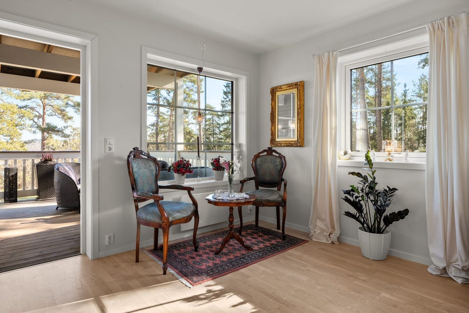 Vinduene slipper inn rikelig med lys, samtidig som det er lite innsyn og frodig utsyn.