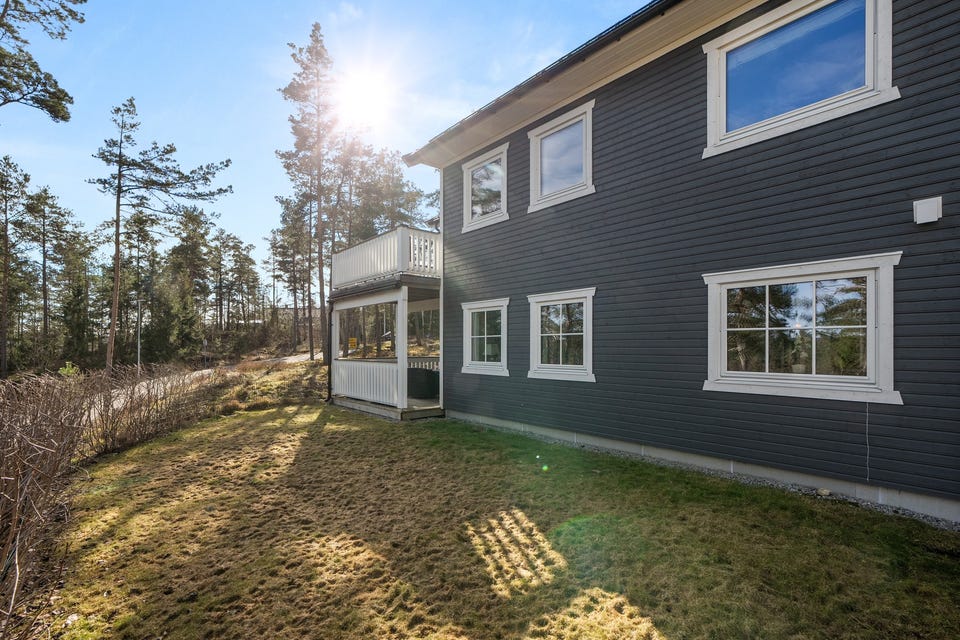 Fra terrassen er adkomst til egen hagedel på ca. 64m².