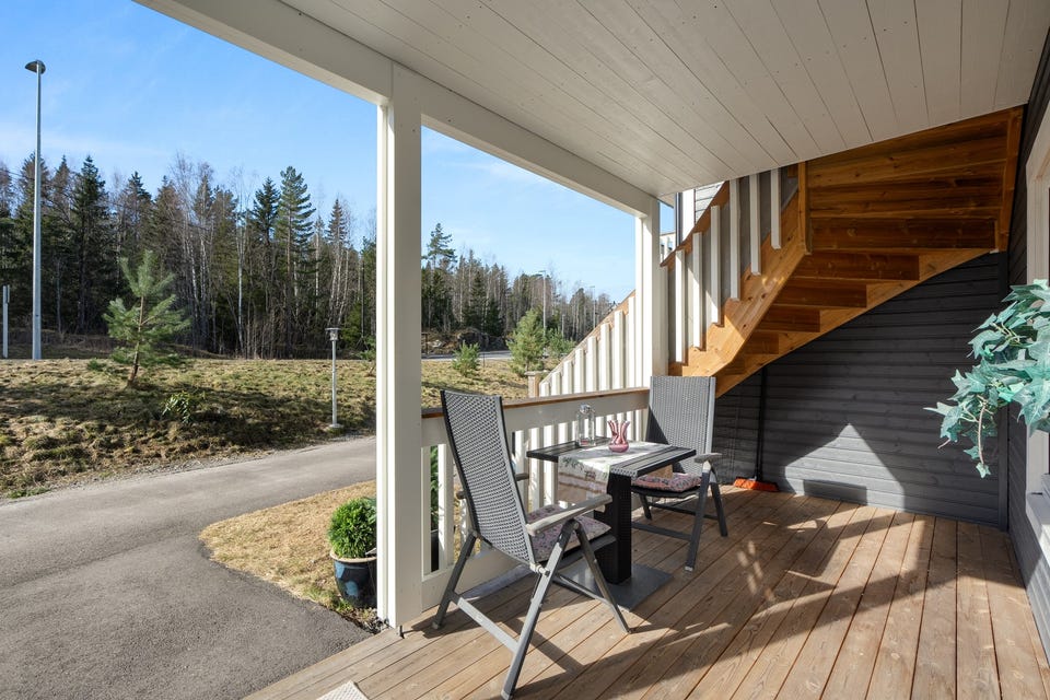 Ved inngangspartiet er det en solrik sydvestvendt terrasse på ca. 10m².