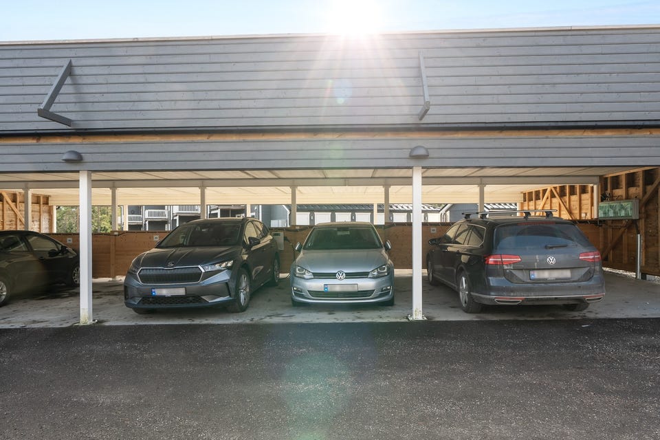 Leiligheten disponerer en parkeringsplass (nr. 70) i felles carportanlegg. Parkering skjer ellers på felles parkeringsområder for sameiet.