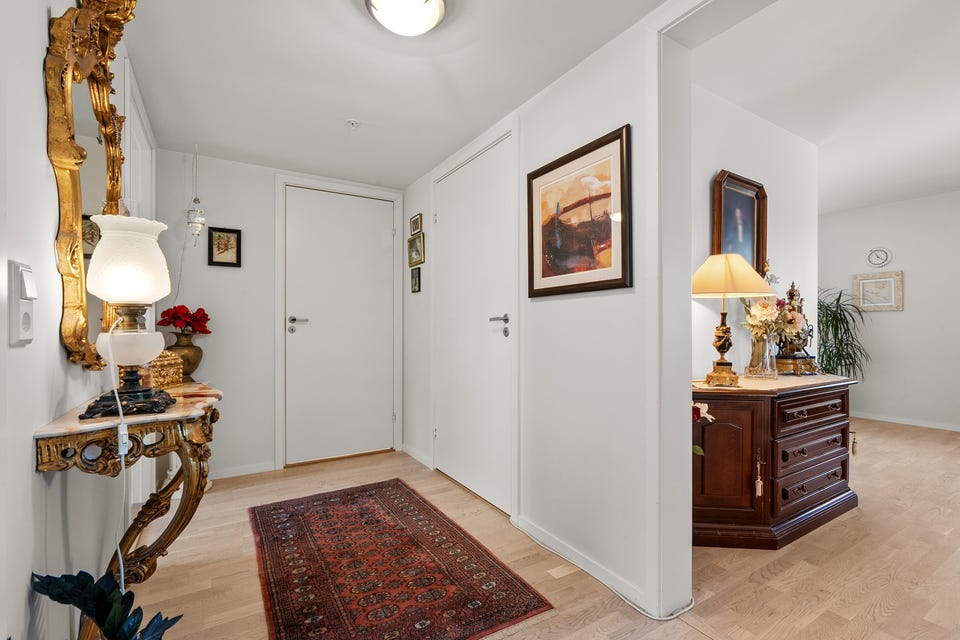 Fra gangen er det adkomst til bod/teknisk rom med gode lagringsmuligheter. I tillegg disponerer leiligheten en utvendig bod på 5m².