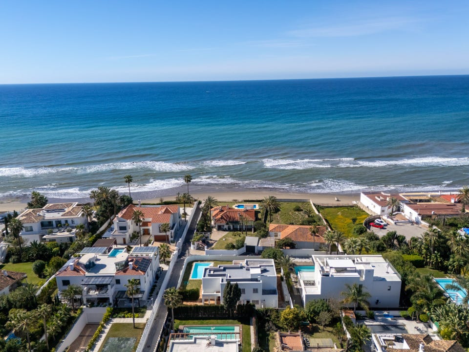 Marbella Øst - Strandnær villa i Marbesa med 5 soverom kun 50m fra stranden - Investeringsmulighet med stort potensial – bilde 5