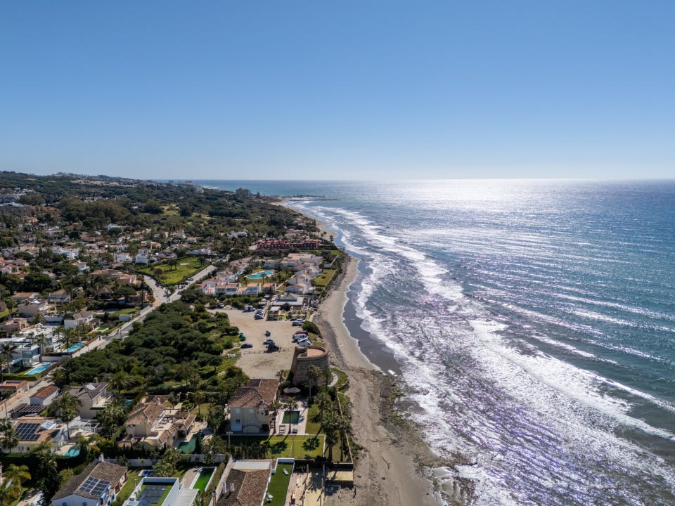 Marbella Øst - Strandnær villa i Marbesa med 5 soverom kun 50m fra stranden - Investeringsmulighet med stort potensial – bilde 3