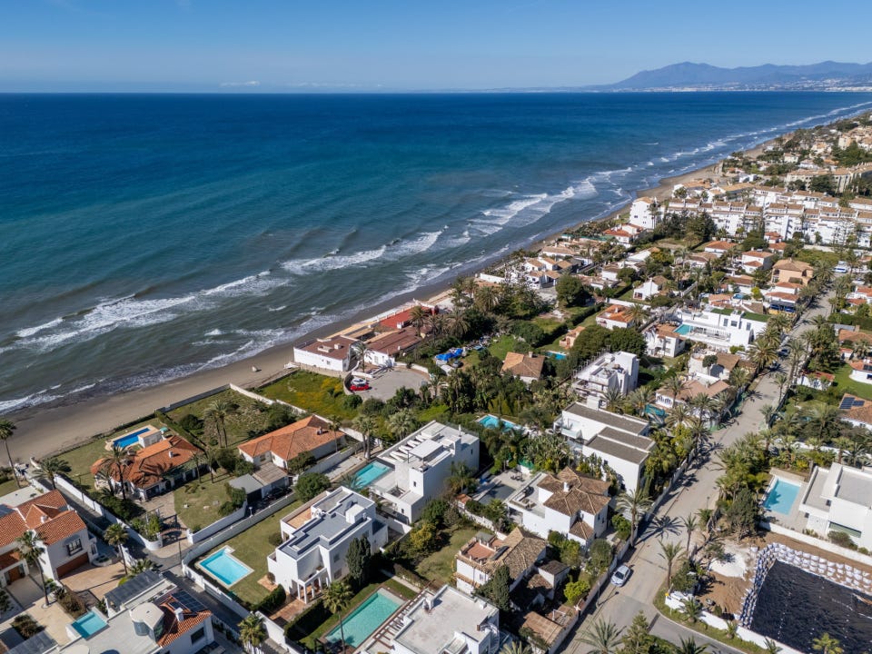Marbella Øst - Strandnær villa i Marbesa med 5 soverom kun 50m fra stranden - Investeringsmulighet med stort potensial – bilde 2