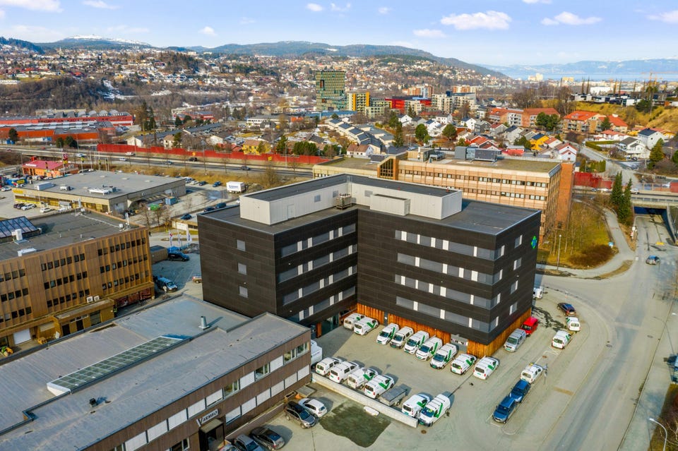 Enkel adkomst til eiendommen via E6/omkjøringsveien, samt gode parkeringsmuligheter på tomten.
