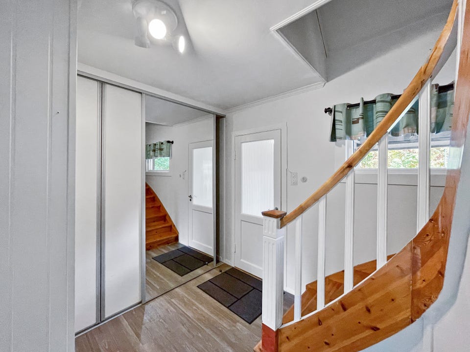 I trappegangen er det stor skyvedørsgarderobe med speil og med god plass til oppbevaring av yttertøy og sko. I tillegg er det installert skotørkere i trappegangen. Her er det også tilgang til gjestetoalett.