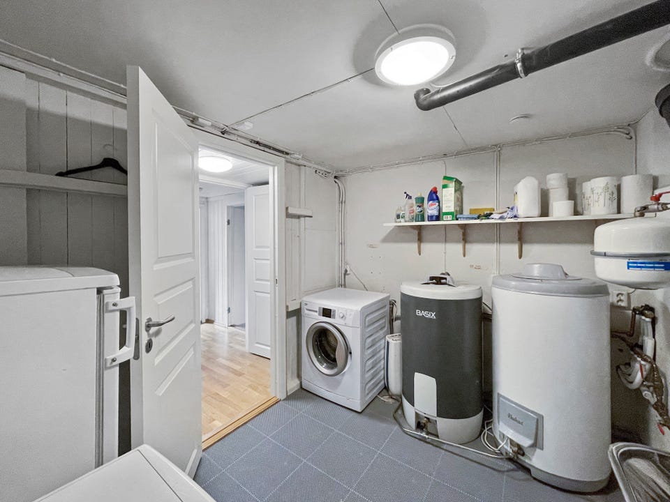 Praktisk vaskerom med både tørketrommel og vaskemaskin. I tillegg er det et ekstra kjøleskap disponibelt her. Vaskerommet er av god størrelse og det er bra med oppbevaringsplass.