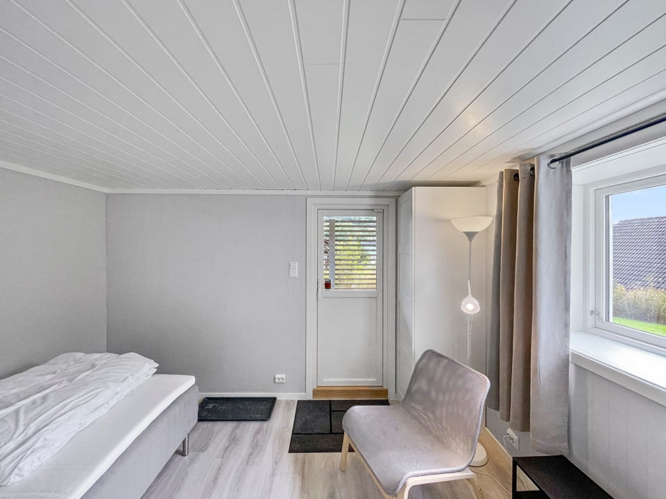 Begge soverommene er innredet med seng og skap. Fra dette soverommet er det utgang til fremsiden av huset.