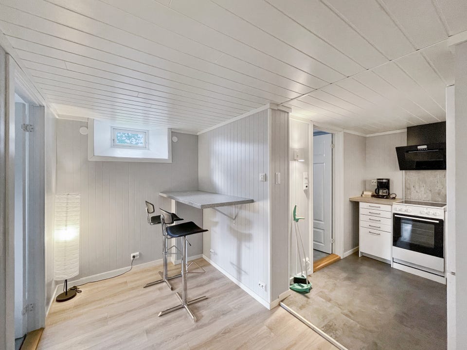 Underetasjen er blitt omgjort til varig opphold og er nylig totalrenovert. Her er det dimbar belysning og varmekabler i alle rom unntatt vaskerom.