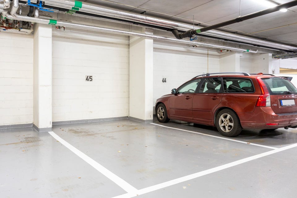 Parkeringsplass i et moderne, oppvarmet garasjeanlegg med sentral beliggenhet | Infrastruktur til elbillading