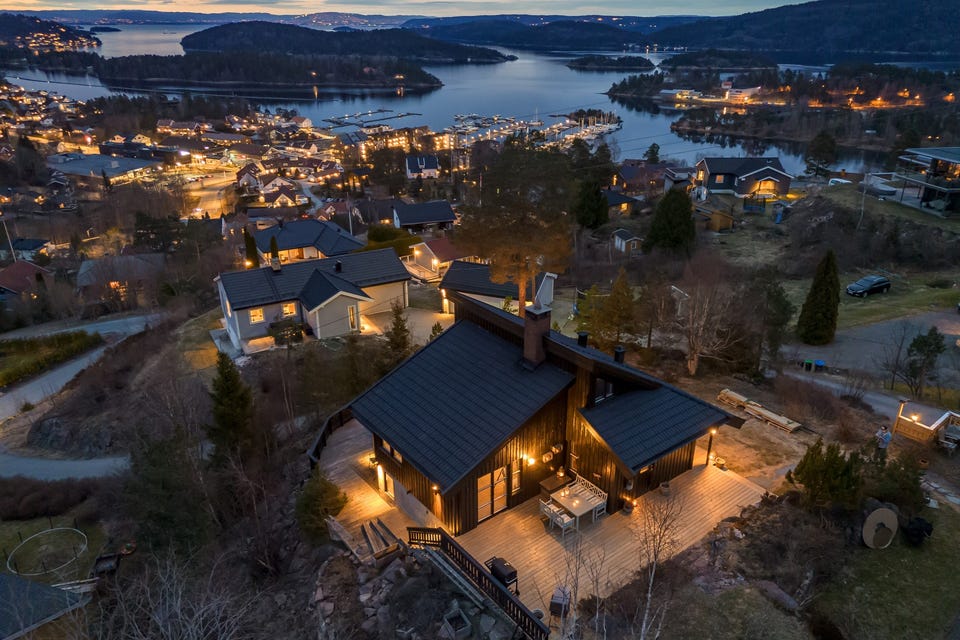 Høyt påkostet enebolig med hybel. Flere uteplasser og fantastisk fjordutsikt | 2 parkeringsplasser i garasje/carport