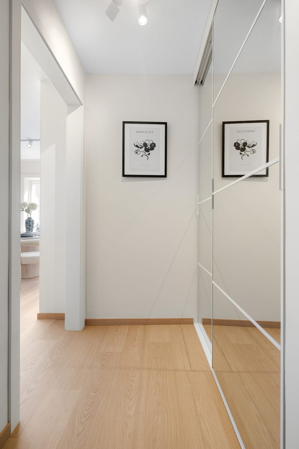 I entréen har du god oppbevaringsplass i stor plassbygget skyvedørsgarderobe med speildører.