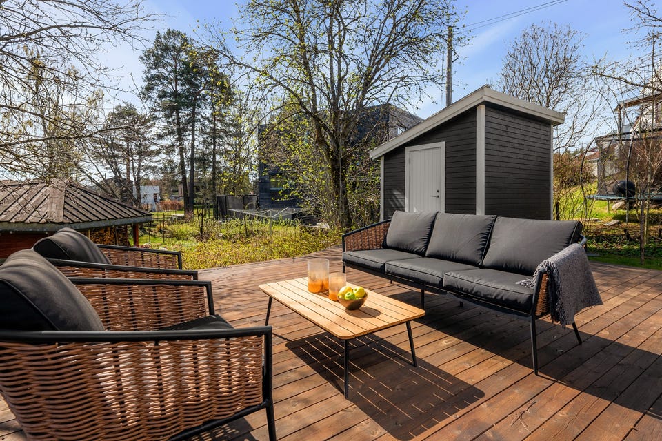 Fra stuen er det en stor skyvedør ut til terrassen som blir en naturlig forlengelse av stuen på sommerstid.