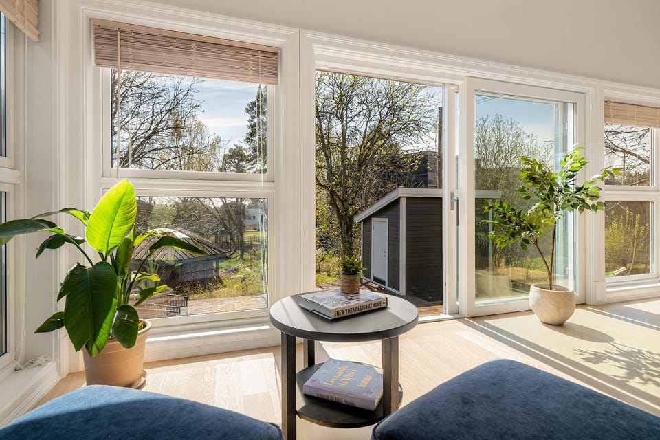Store vinduer mot både øst, syd og vest sørger for rikelig med naturlig lys fra morgen til kveld.
