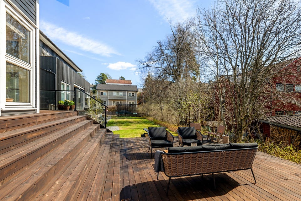 Fra terrassen er det en bred trapp ned til en solrik sydvendt terrasse på ca. 42m².