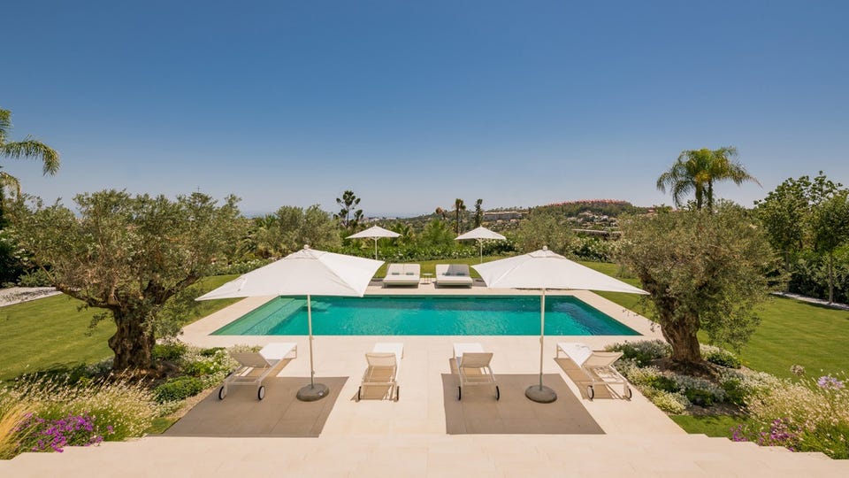 Marbella · Praktfull moderne villa i La Cerquilla med panoramautsikt over havet – bilde 3