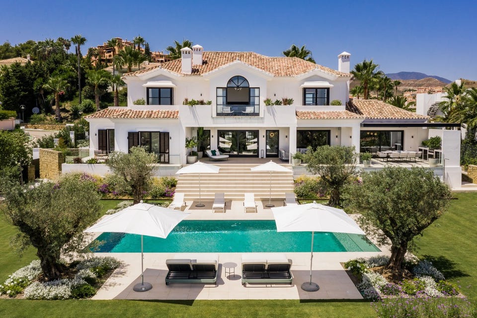 Marbella · Praktfull moderne villa i La Cerquilla med panoramautsikt over havet – bilde 4