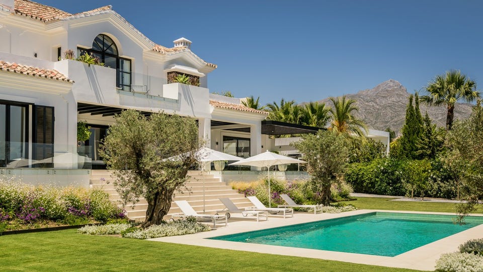 Marbella · Praktfull moderne villa i La Cerquilla med panoramautsikt over havet – bilde 5