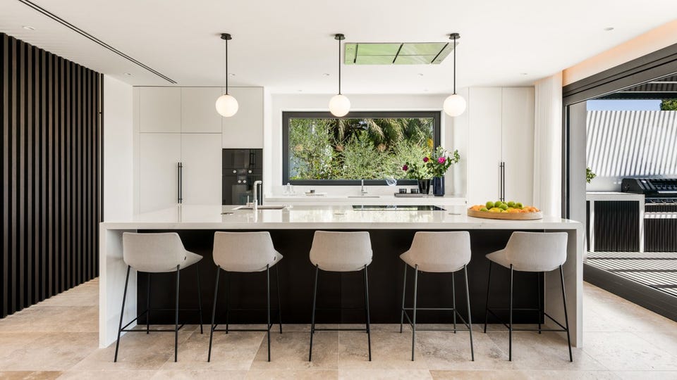 Marbella · Praktfull moderne villa i La Cerquilla med panoramautsikt over havet – bilde 2