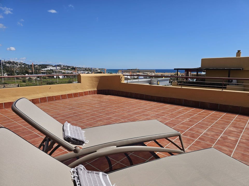 La Cala de Mijas · – Sjarmerende toppleilighet med 2 soverom - stor terrasse - gangavstand til strand og sjøutsikt