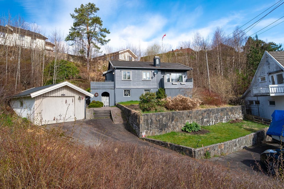 Enebolig med oppgraderingsbehov | Frittliggende garasje | Solrike uteplasser | 1 260 kvm tomt | Meget sentralt!