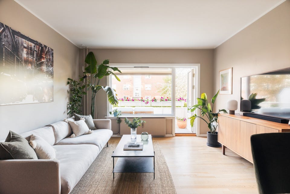 Stuen har stor vindusflate mot vest som sørger for rikelig med naturlig lys. Det er fin bred vinduskarm som er perfekt for planter og dekor.