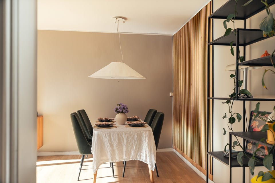 I tilknytning til spisestuen er det en kontrastvegg dekorert med stilige trespiler.