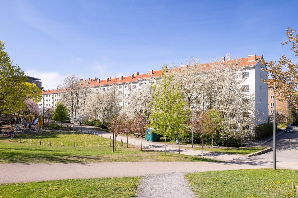 Videre er det kort vei til dagligvare, kaféer, restauranter, samt Grünerøkka og sentrum.