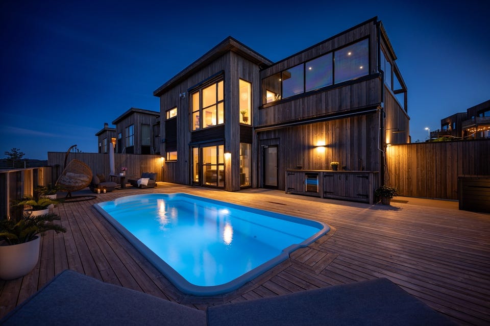 Lekker enebolig med praktikantdel | Terrasseanlegg med basseng | Takterrasse med jacuzzi og utestue | Carport med lader