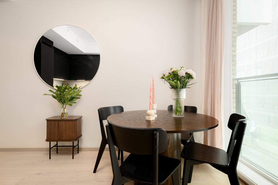 Store vindusflater slipper inn rikelig med naturlig lys og skaper en god romfølelse. I kombinasjon med generøs takhøyde på opptil 2,92 m oppleves stuen som lys og luftig.